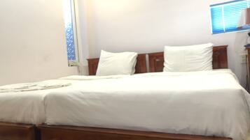 Twin kamer | Een kluis op de kamer, een bureau, verduisterende gordijnen