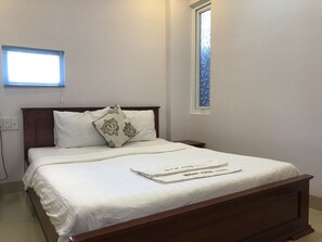 In-room safe, desk, blackout curtains, rollaway beds - Nam Anh Hotel (Nha Trang)