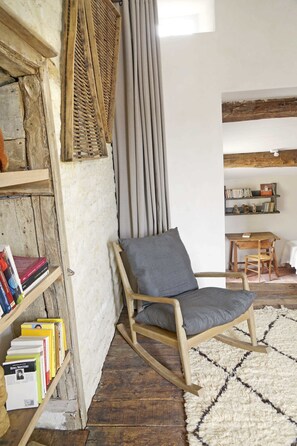 Comfort Triple Room | Living area | Flat-screen TV, heated floors - Maison Forte (Montcuq-en-Quercy-Blanc)