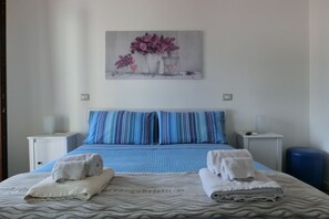 Kahden hengen deluxe-huone, parveke | Äänieristys, ilmainen Wi-Fi