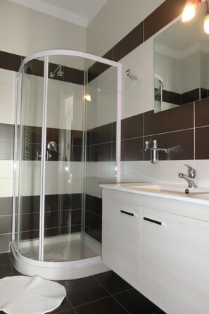 Deluxe Double Room, Balcony | Bathroom | Shower, free toiletries, hair dryer, bidet - B&B AnnaVì (Bari)