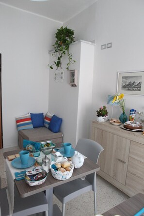 Großer Kühlschrank, Mikrowelle, Ofen, Espressomaschine