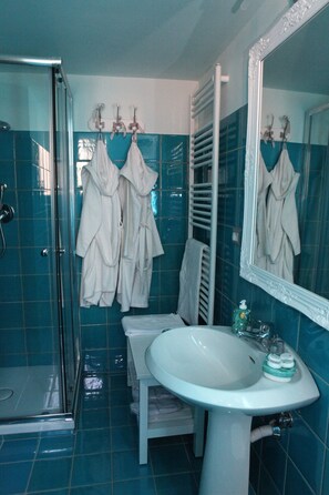 Een douche, een regendouche, gratis toiletartikelen, een haardroger