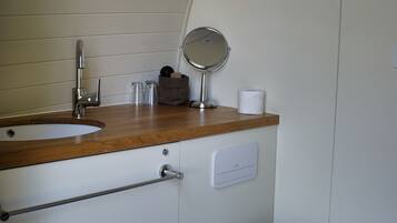 Habitación triple | Baño | Regadera, amenidades de baño gratuitas, secadora de cabello, toallas