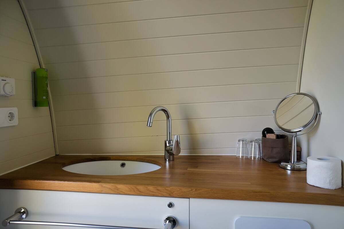 triple room | bathroom | shower, free toiletries, hair dryer, towels