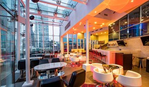 2 restaurants, breakfast served - Grand Mercure Business Bay (Dubai)