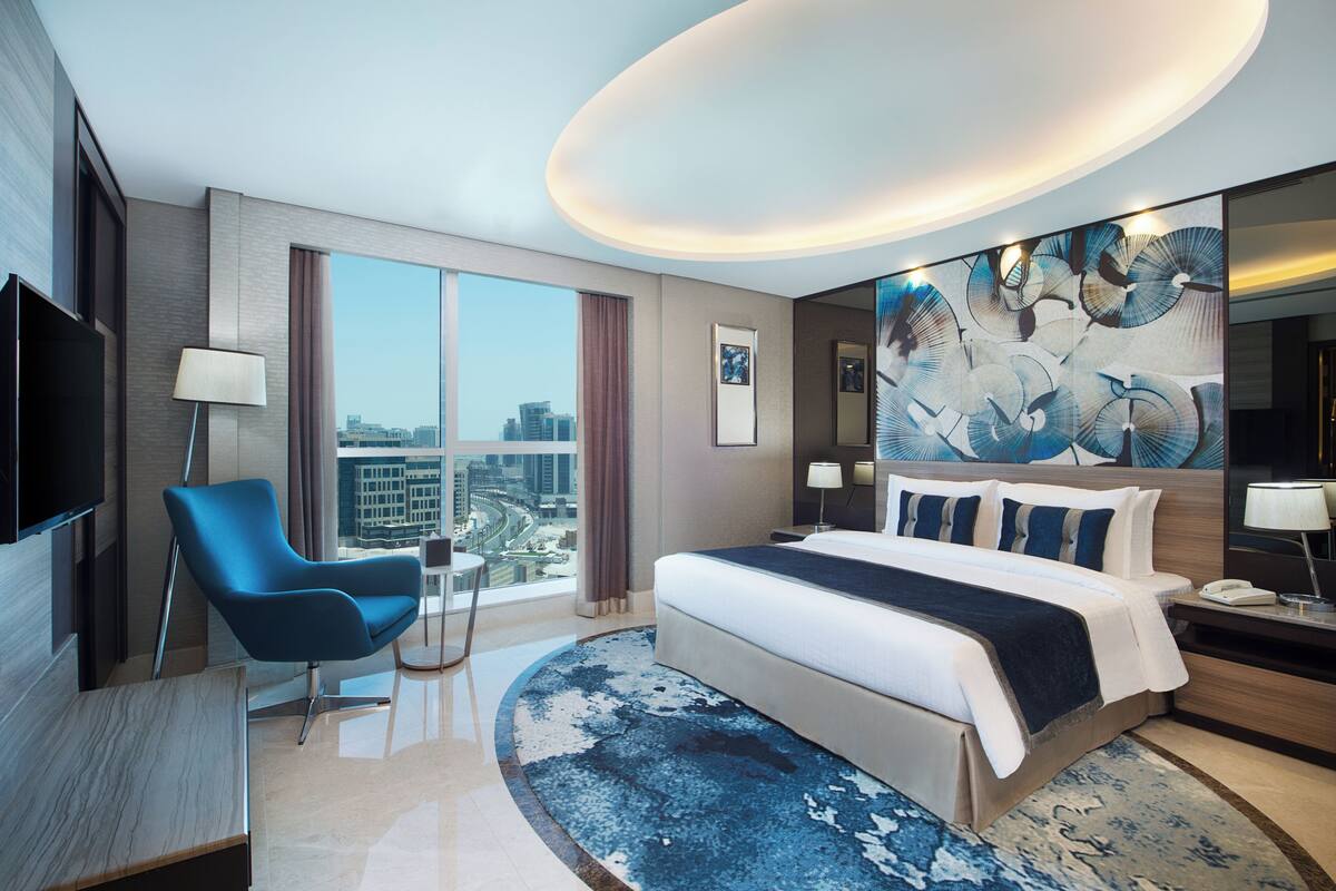 Deluxe Room, 1 King Bed | Minibar, in-room safe, laptop workspace, soundproofing