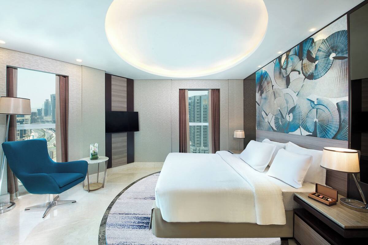 Executive Suite, 1 King Bed | Minibar, in-room safe, laptop workspace, soundproofing