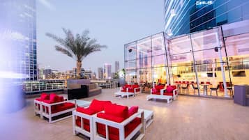 2 か所のレストラン、朝食に営業