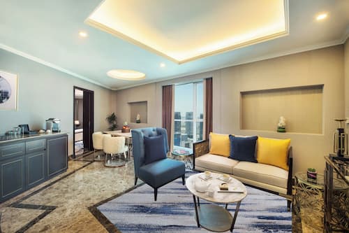 Deluxe Suite, 1 King Bed | Minibar, in-room safe, individually furnished, laptop workspace