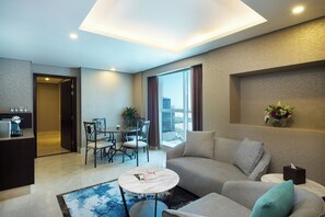 Minibar, in-room safe, individually furnished, laptop workspace - Grand Mercure Business Bay (Dubai)