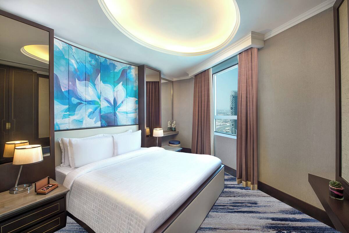 Deluxe Suite, 1 King Bed | Minibar, in-room safe, laptop workspace, soundproofing