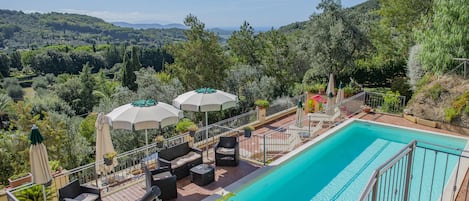 Piscine extérieure (ouverte en saison), parasols de plage
