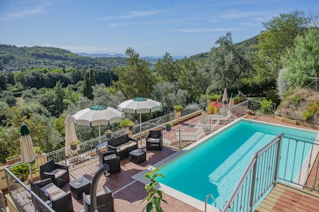 季节性开放的室外游泳池,池畔遮阳伞,日光浴躺椅