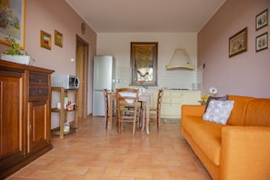 Apartment, 1 Bedroom, Balcony | Living room - Villa Denise (Campiglia Marittima)