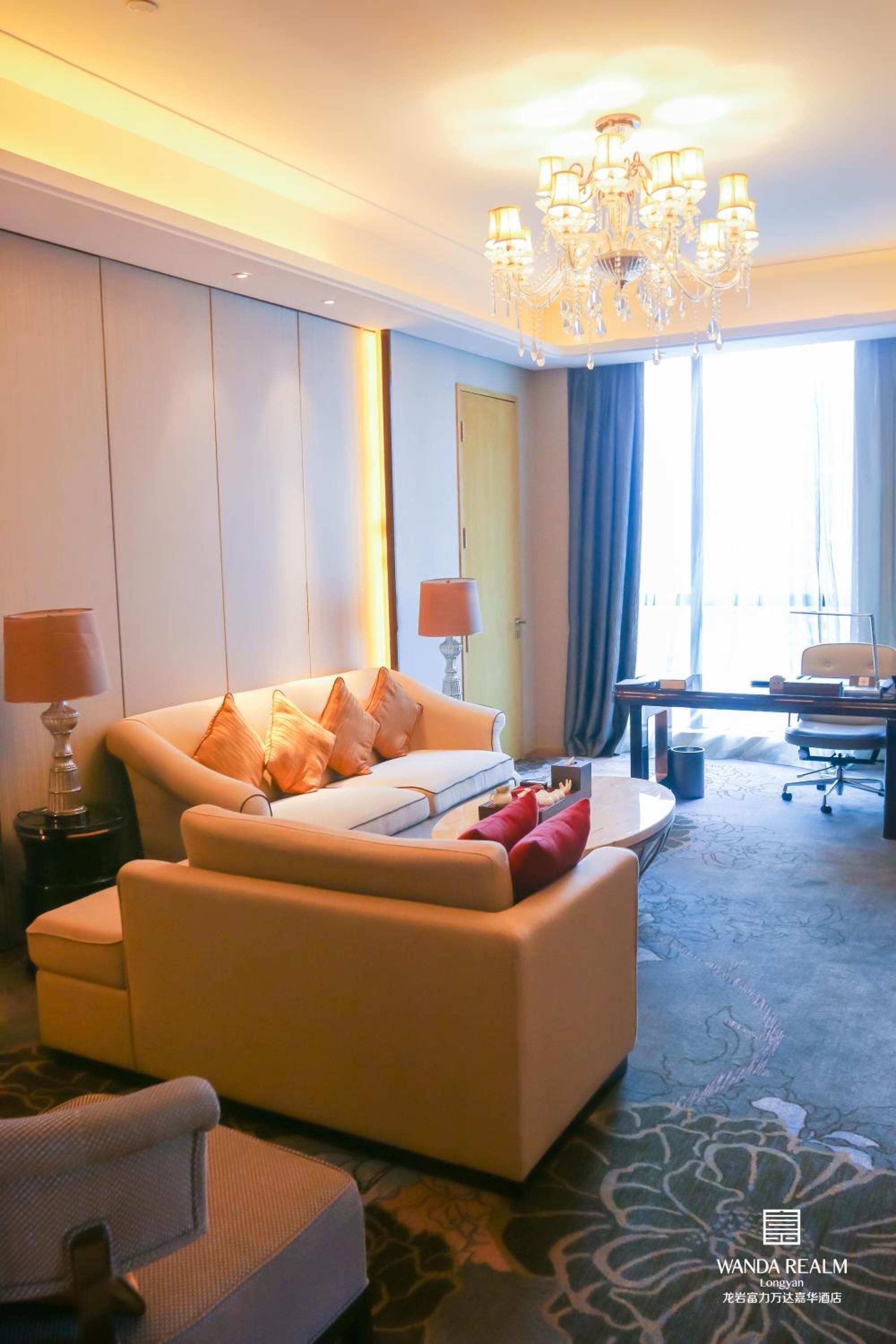 Minibar, Zimmersafe, Schreibtisch, laptopgeeigneter Arbeitsplatz