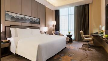 Minibar, coffres-forts dans les chambres, bureau