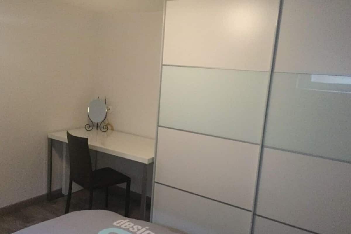 Kamar Double Klasik (Chloé) | Didekorasi berbeda-beda dan dilengkapi dengan perabotan berbeda-beda
