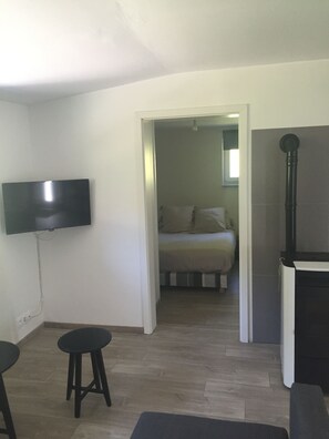 Classic Studio, Garden View | Individually decorated, individually furnished, laptop workspace