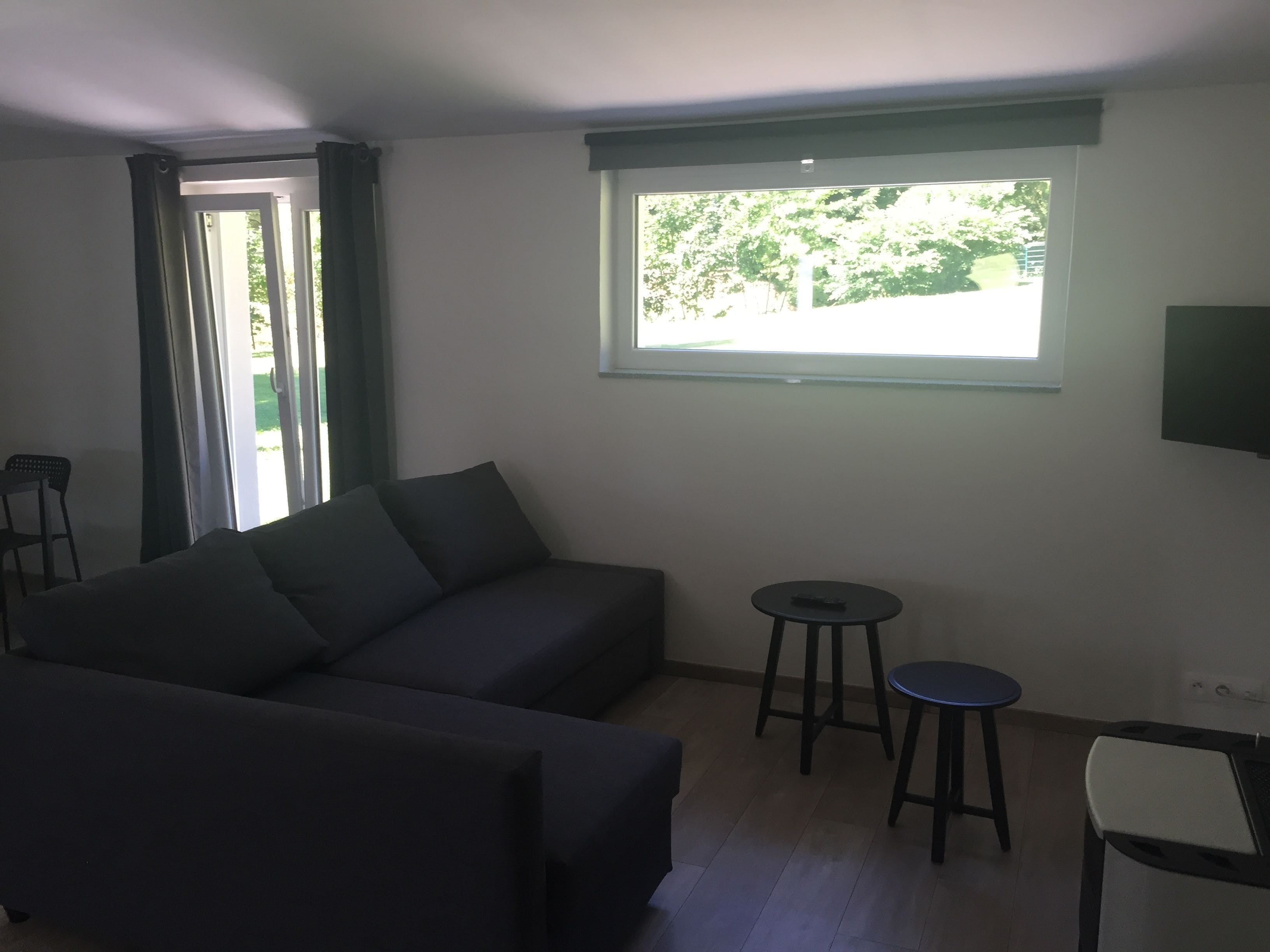 클래식 스튜디오, 정원 전망 | 거실 공간 | 평면 TV