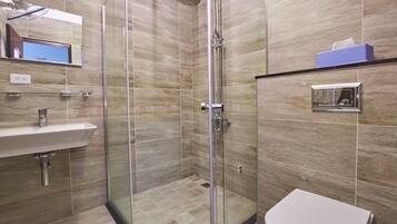 Quadruple Room | Bathroom | Shower, free toiletries, hair dryer, slippers