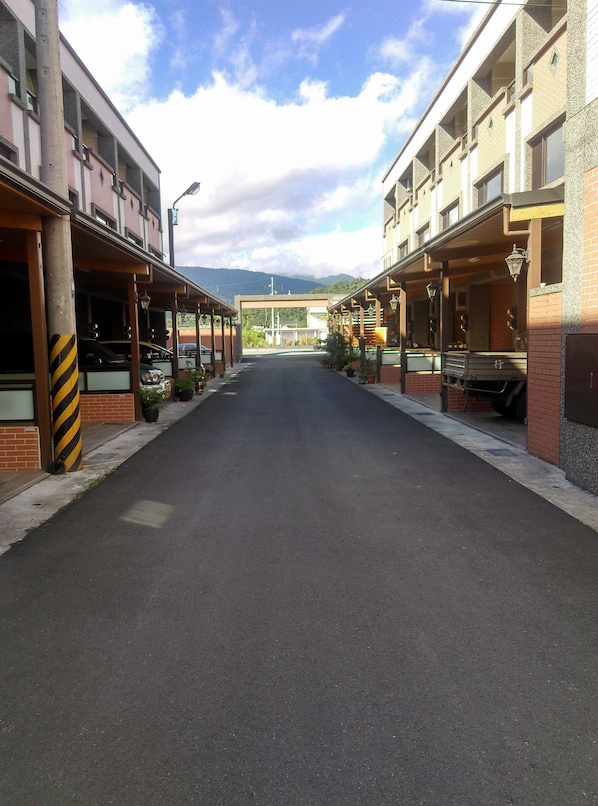 Exterior - On The Side of The Water (Dongshan)