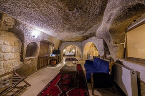 Desk, iron/ironing board, free WiFi, bed sheets - Konak Bezirhane Cave Otel (Ürgüp)