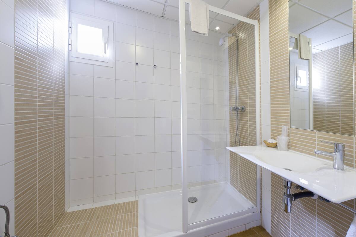 Deep-soaking bathtub
