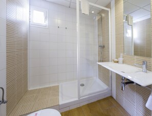 Deep-soaking bathtub