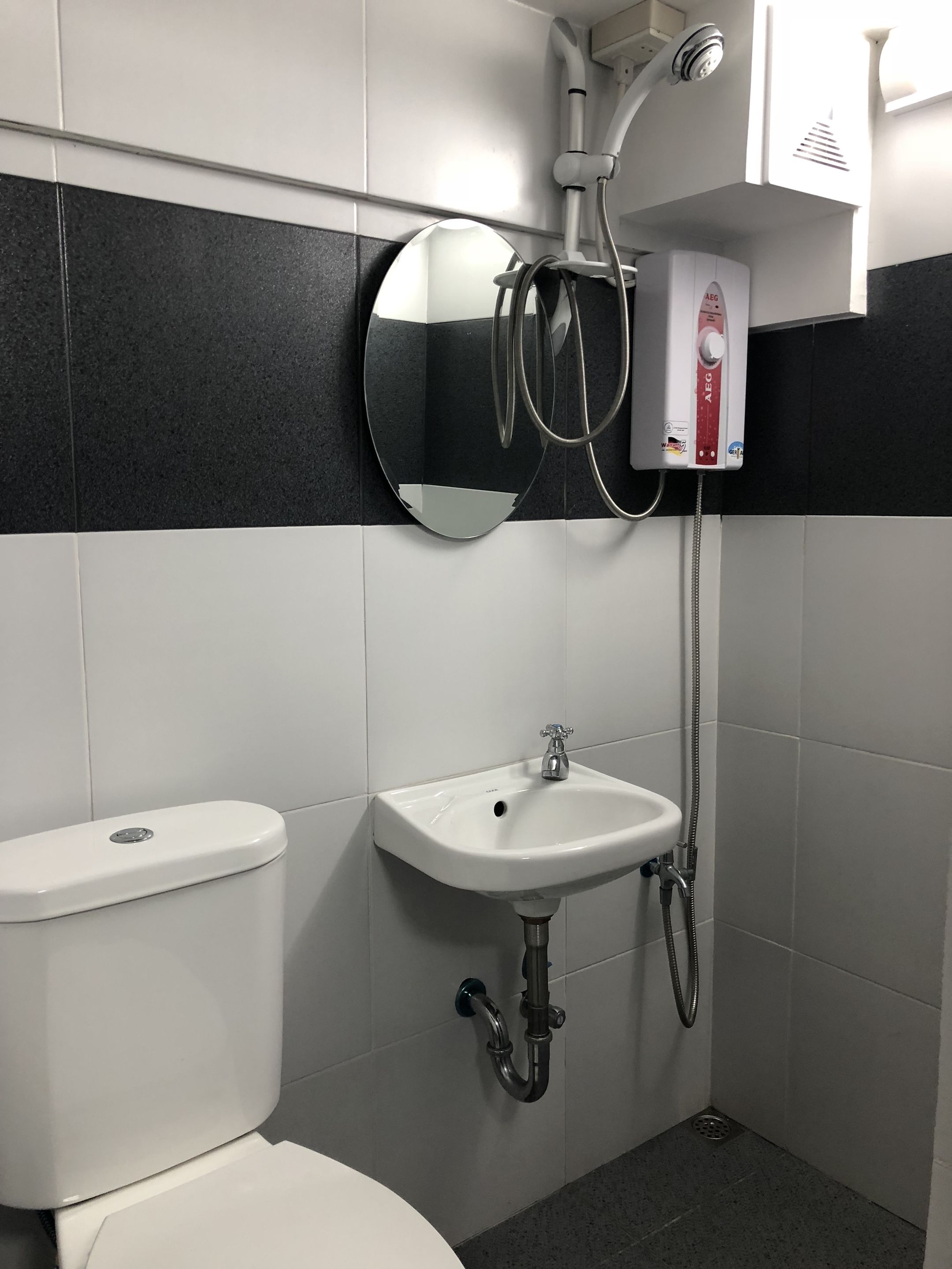 Un baño con inodoro, lavabo y ducha.