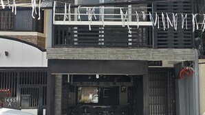 Un edificio con un letrero que dice "ER Voruto" en el nivel superior.
