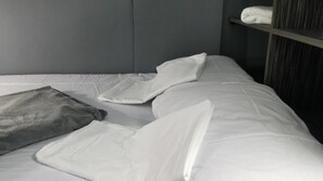 Quadruple Room, Shared Bathroom | Free WiFi, bed sheets - ERVoruto Hostel Makati (Makati)