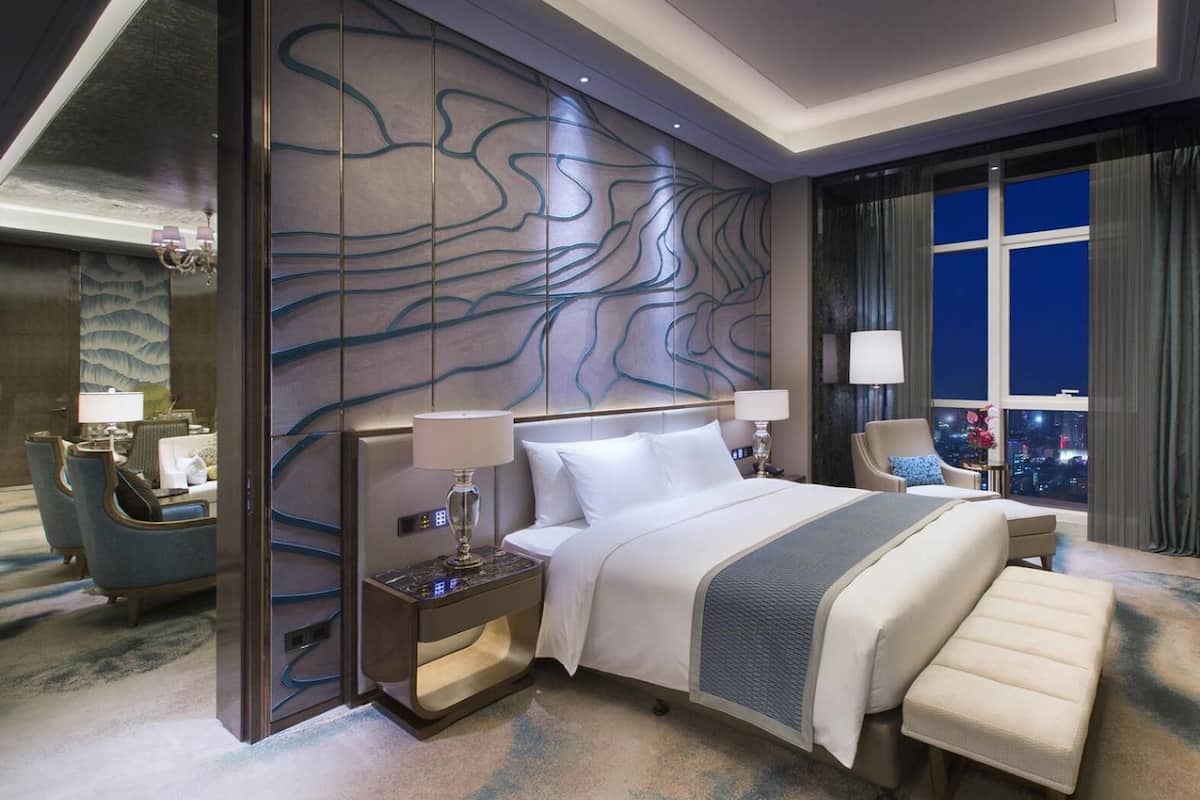 Deluxe Suite | 1 bedroom, minibar, individually decorated, individually furnished