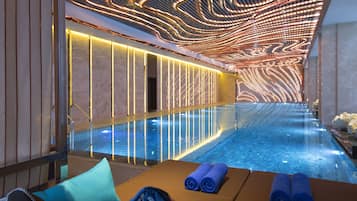 Kolam renang indoor