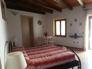 Desk, free cribs/infant beds, bed sheets, wheelchair access - Serra E Mesu (Bosa)