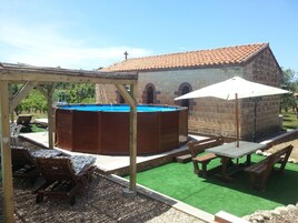 Una piscina al aire libre de temporada