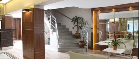 Coin salon dans le hall