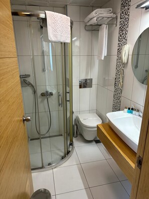 Family Room | Bathroom | Shower, rainfall showerhead, free toiletries, hair dryer - Sultan Hotel - Restaurant (Sivas)