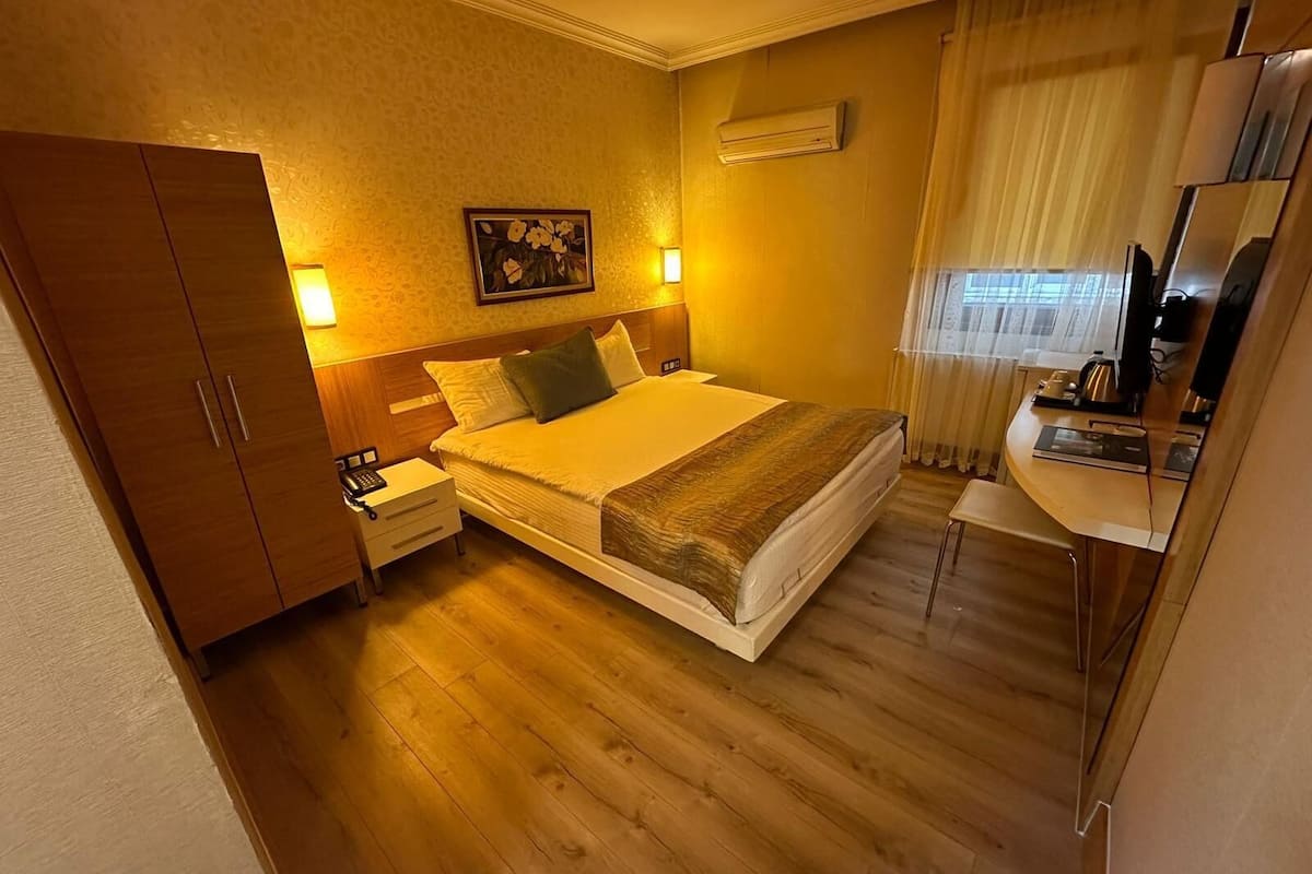 Family Room | Minibar, in-room safe, desk, laptop workspace