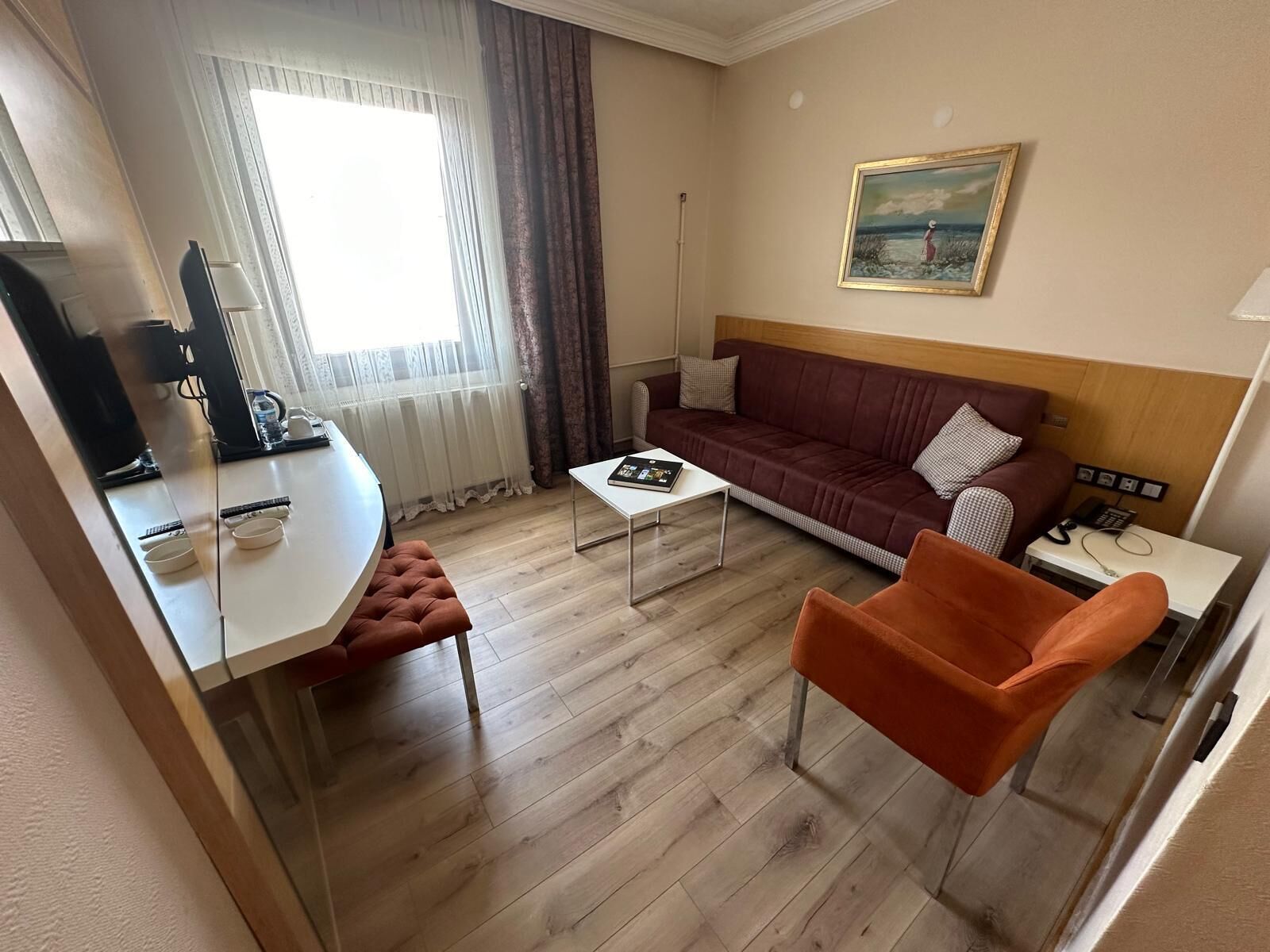 family room | minibar, in-room safe, desk, laptop workspace