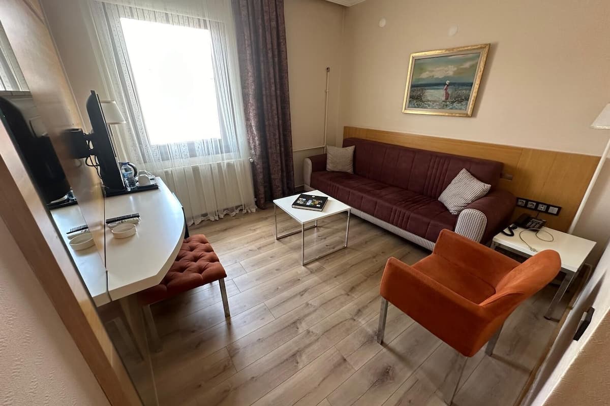 family room | minibar, in-room safe, desk, laptop workspace