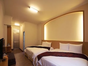 A hotel room with two beds, a desk, and a television. - Deren Tea Garden B&B (Meishan)