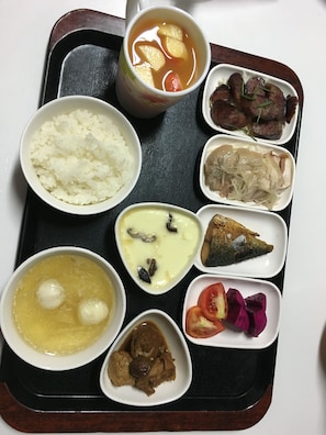 A tray with various dishes including rice, soup, and meat. - Deren Tea Garden B&B (Meishan)
