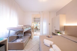 Superior Quadruple Room | In-room safe, desk, free WiFi, bed sheets - Hotel Madison (Jesolo)