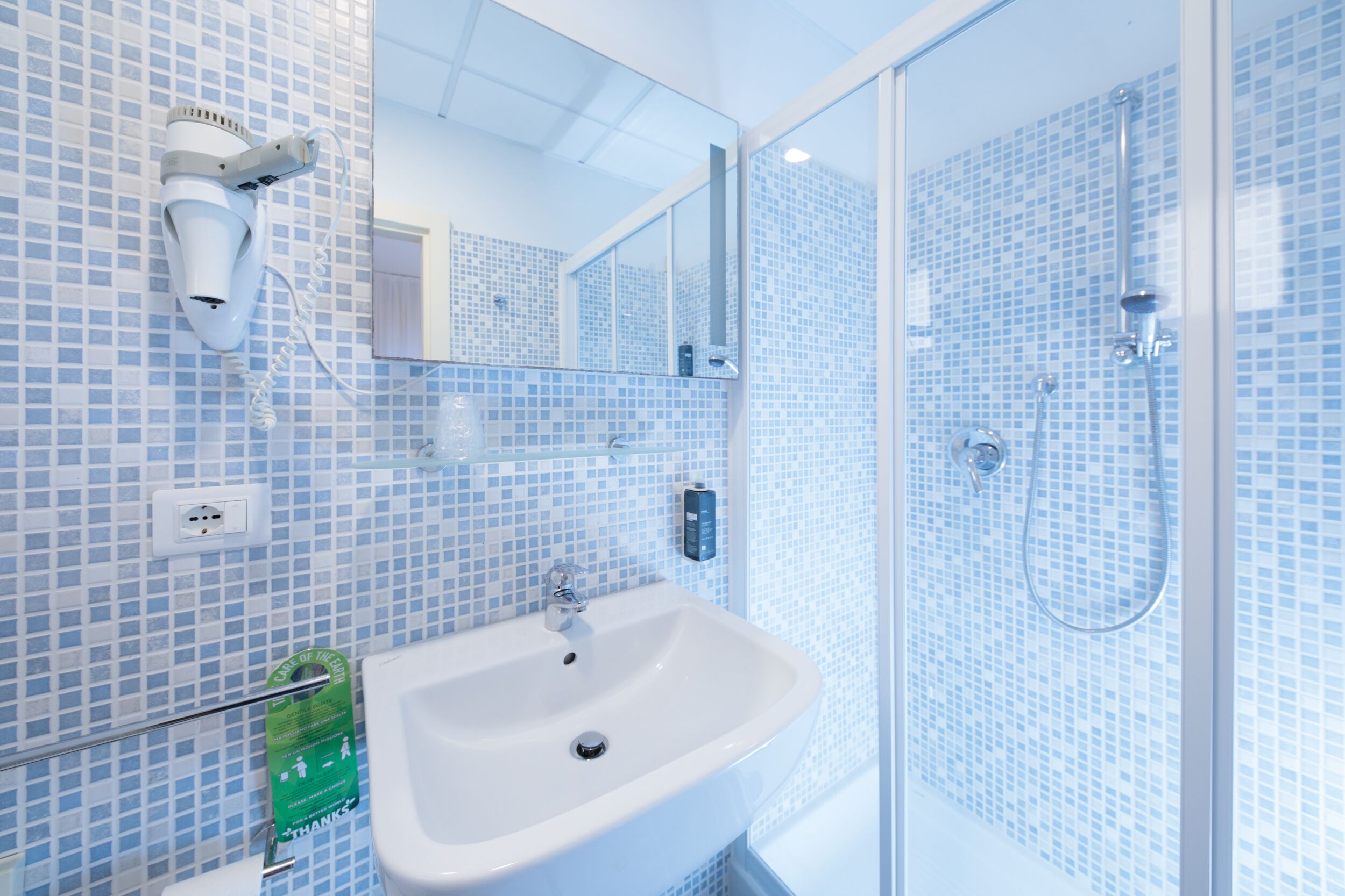 Singola Standard, 1 letto singolo, balcone | Bagno | Doccia, set di cortesia gratuito, asciugacapelli, asciugamani