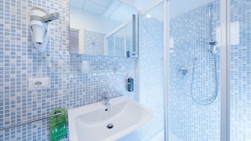 Singola Standard, 1 letto singolo, balcone | Bagno | Doccia, set di cortesia gratuito, asciugacapelli, asciugamani
