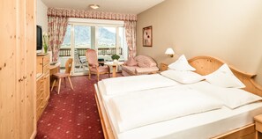 Comfort Double Room, Valley View | Premium bedding, minibar, in-room safe, desk - Hotel Tyrol (Schenna)