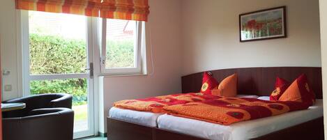 Eenvoudige tweepersoonskamer, toegankelijk voor mindervaliden, op benedenverdieping | Woonruimte | Flatscreentelevisie