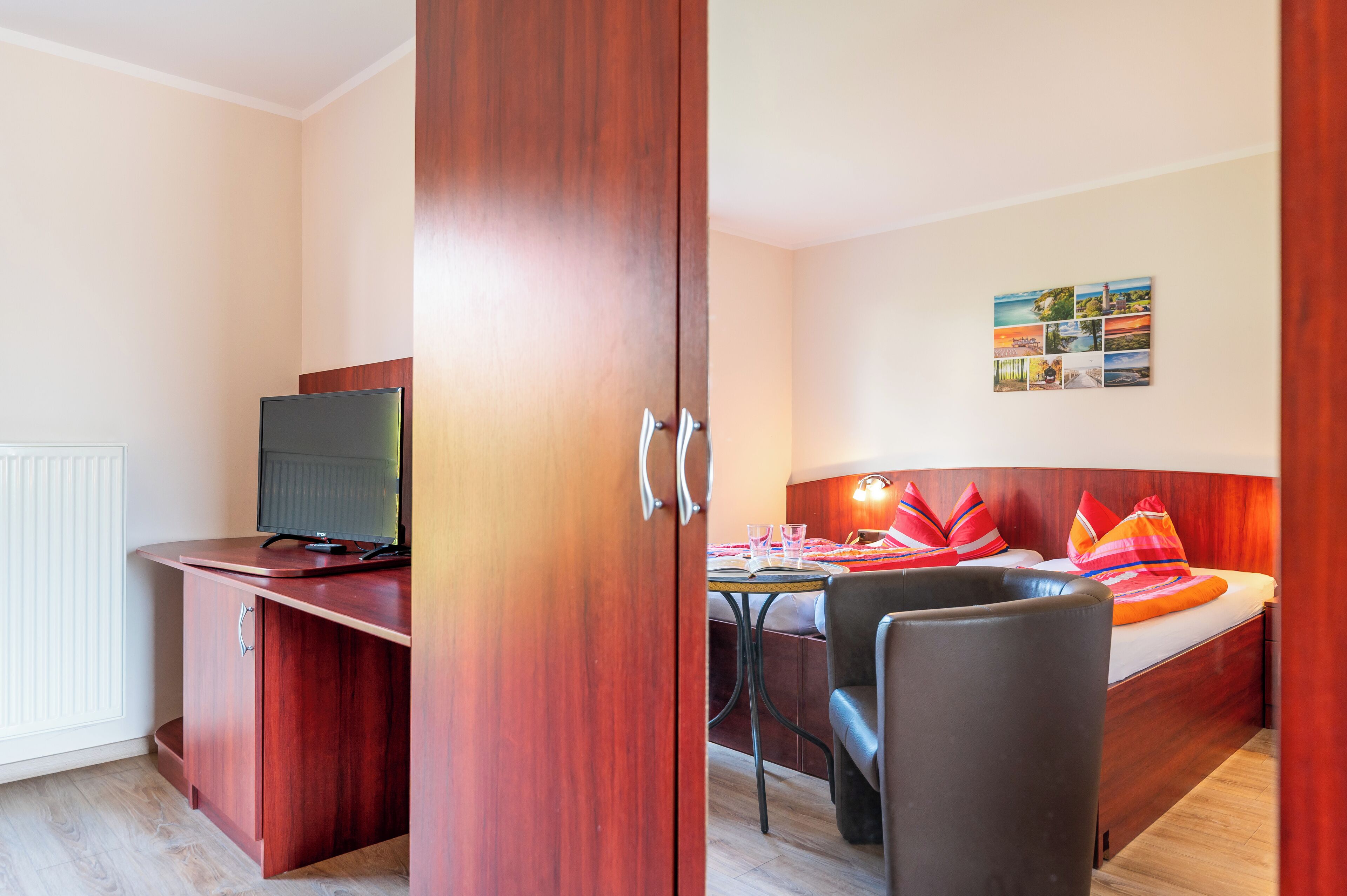 Una habitación pequeña con cama, escritorio y silla.