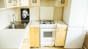 Apartment, 2 Schlafzimmer | Eigene Küche | Kühlschrank, Mikrowelle, Herdplatte, Wasserkocher mit Kaffee-/Teezubehör